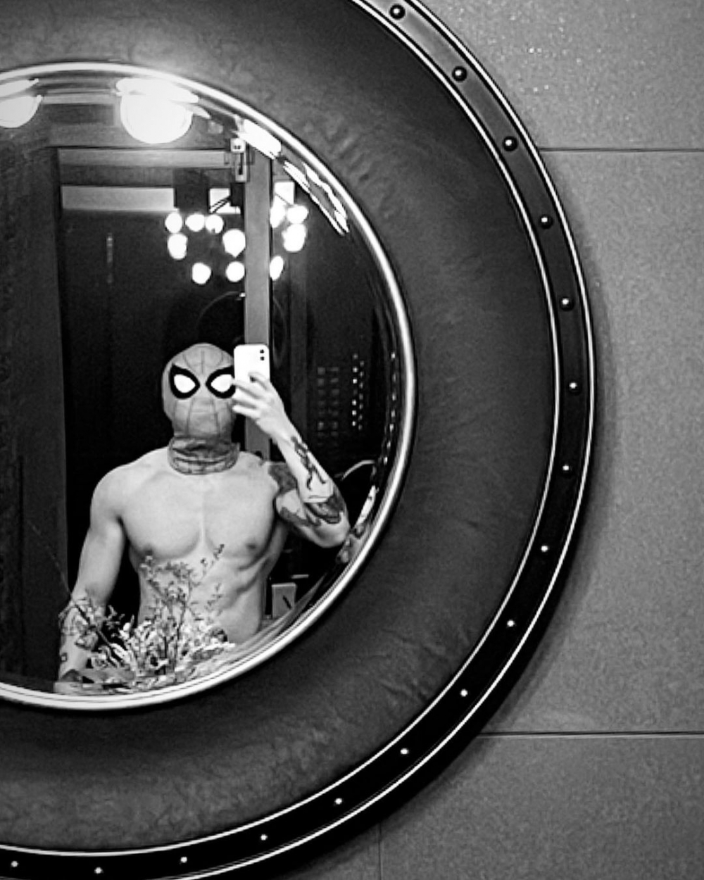 Tyson Yoshi喺圓鏡前自拍