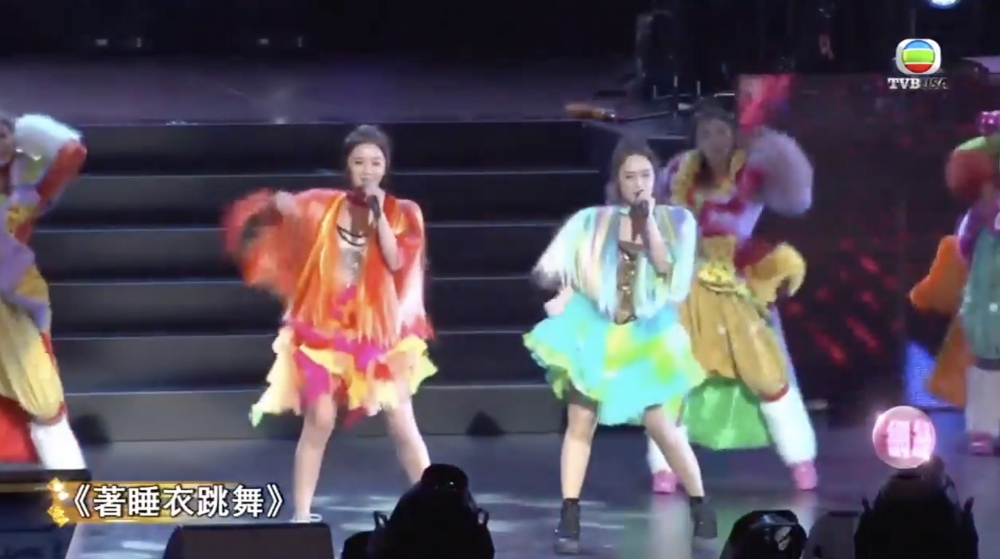 當時舉辦《LOL》演唱會時，大家都認為呢套公主裙令阿嬌雙腿睇落好短！