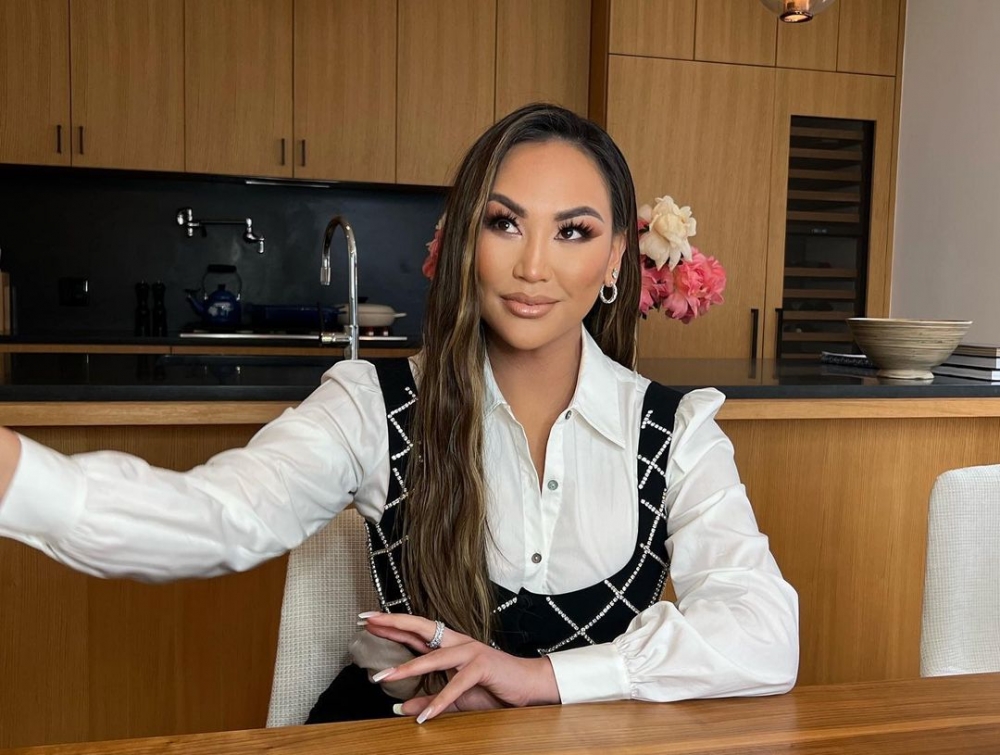 Dorothy為美籍華裔富二代,父親為有「中國百貨王」之稱的金鷹集團總裁王恒。