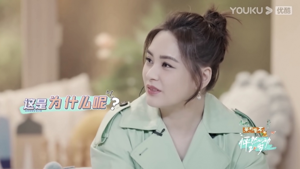 阿嬌喺節目中身穿粉綠色大衣餓，但就令佢睇落好似冇咗條頸咁！