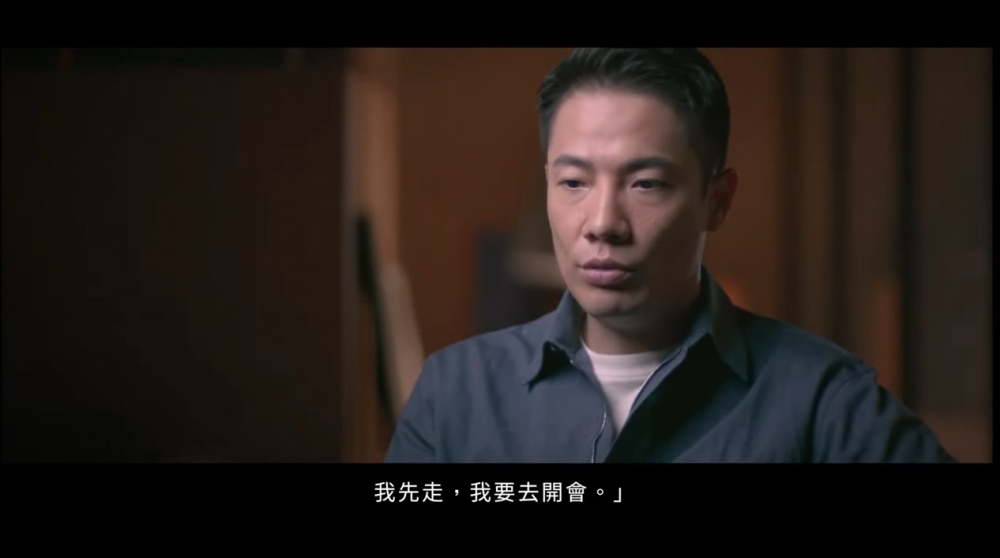 同行嘅CEO就有工作在身,於是將楊千嬅交畀佢認識嘅丁子高,拜托佢幫手照顧下千嬅。