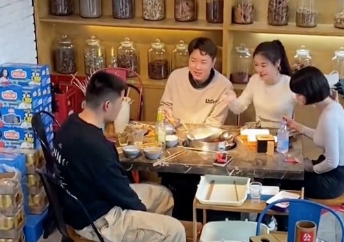內地近日流傳一段影片,一男一女正喺餐廳相睇,不過女子就帶埋細佬妹妹出席