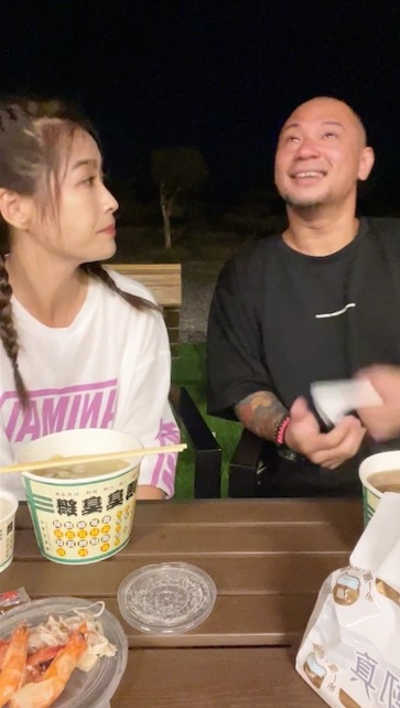 金剛小嫻昨日開FB直播宣佈分手,期間金剛難過落淚!