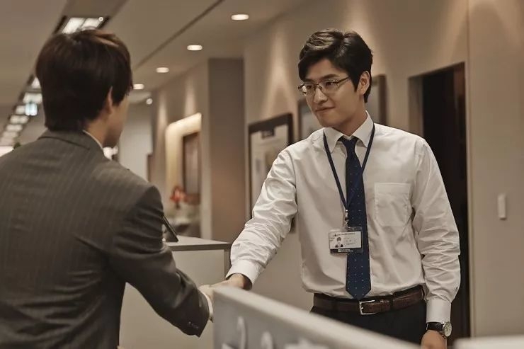 全team唯一全職嘅同事都幾做得嘢,雖然職位唔高,人工亦只有萬零蚊,出面請應屆畢業生做都得,但佢有啲senior少少嘅嘢都識處理。