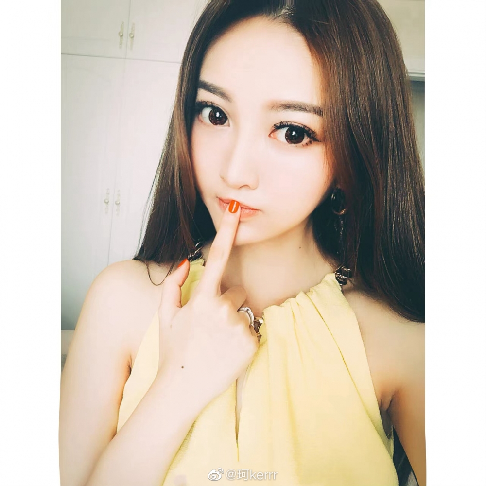 葉珂學生時期就已經憑著美貌，獲封為校花！圖片係佢10年前嘅自拍照。