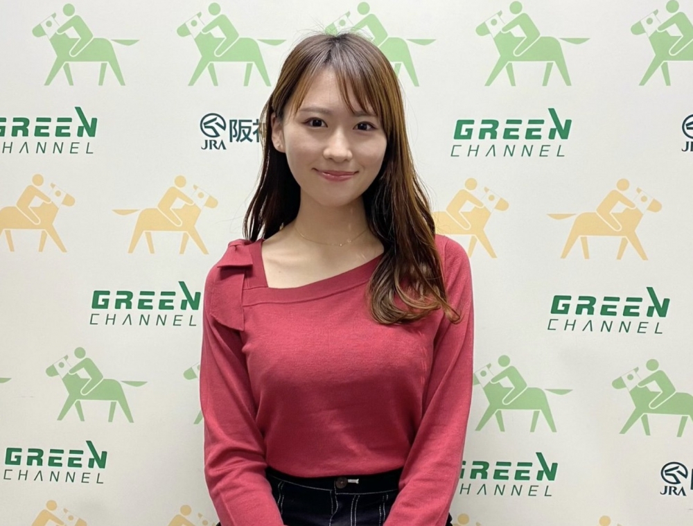近年佢就有份主持馬評節目