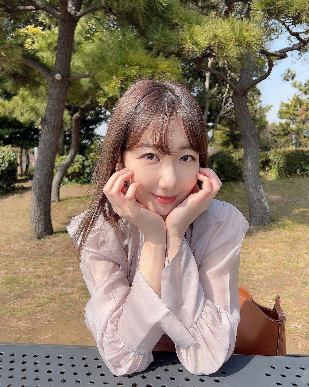 日本偶像團體AKB48曾風靡香港，其中一位代表人物柏木由紀早前喺YouTube公開化妝過程