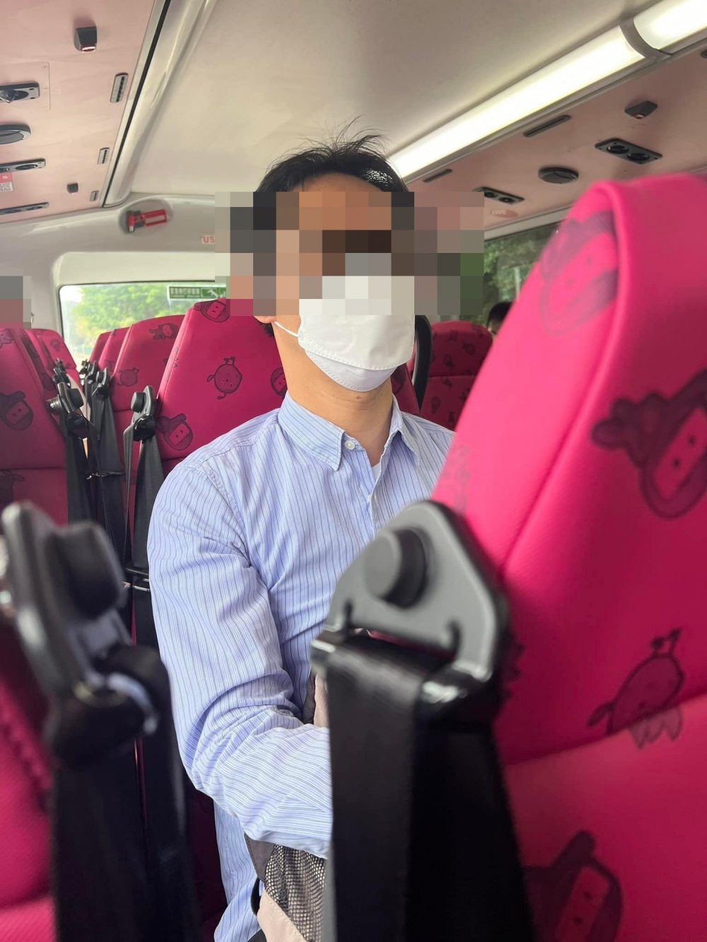 男乘客千挑萬選坐喺女生旁邊，但周圍卻好多空位？！