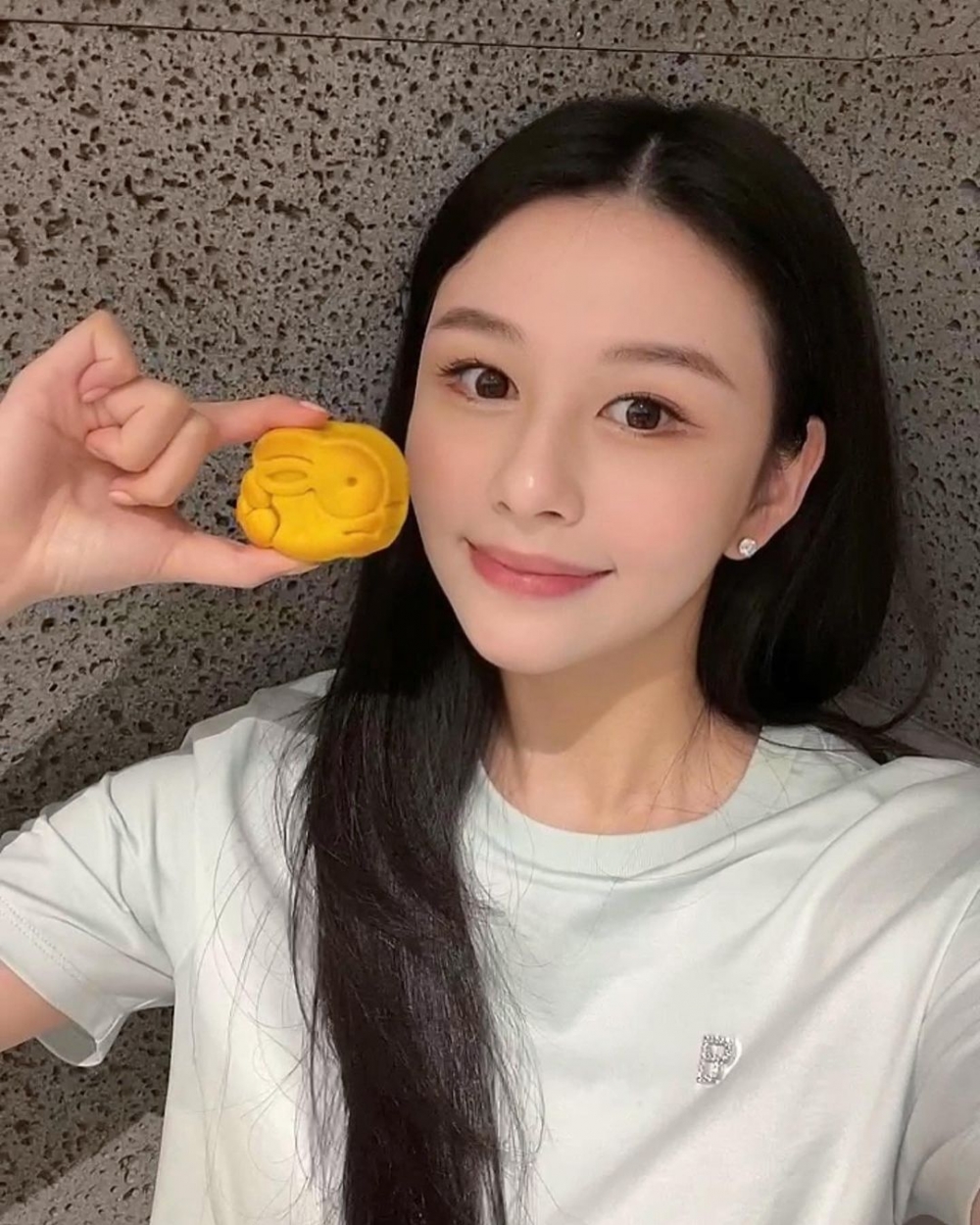 沈月經常都獲邀為時裝品牌等拍攝畫報或廣告
