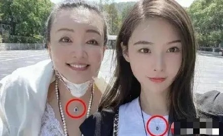 張蘭同張穎穎戴同款頸鏈。