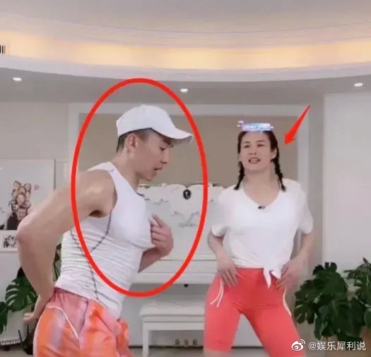 竟然因為衣服太貼身令身材顯眼而被禁播。