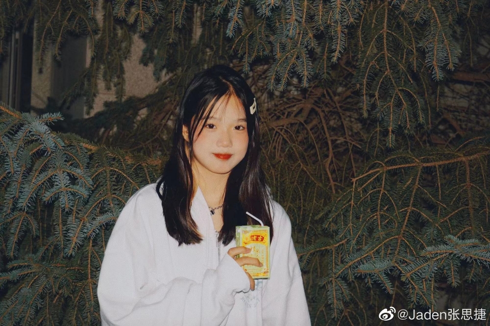 Jaden不時上載自拍照,相當青春~