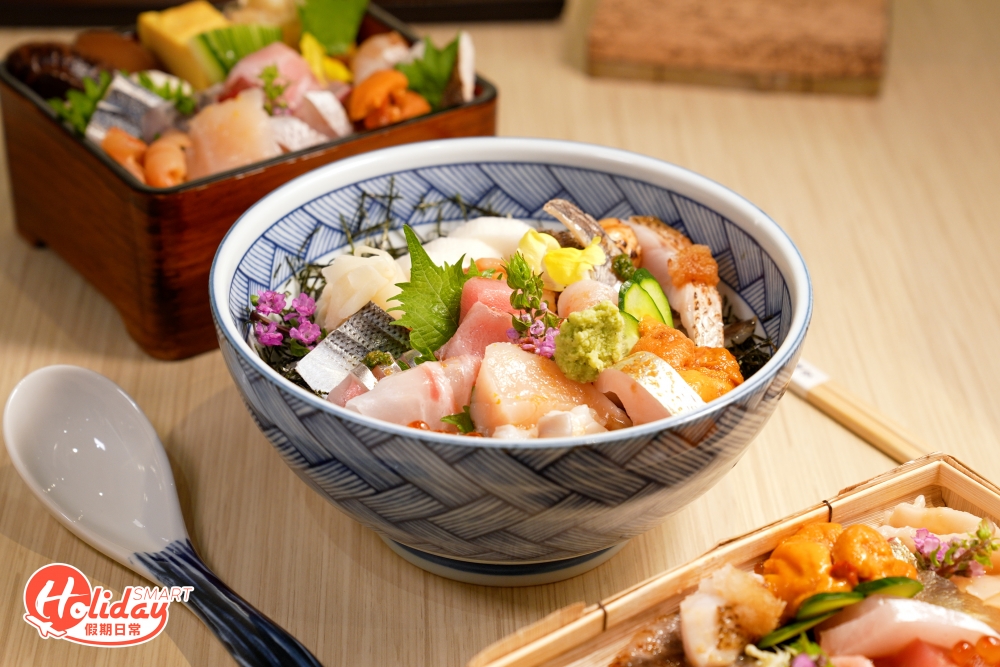 特上廚師發辦魚生飯用上15款時令刺身,師傅會運用不同技巧來處理魚材。
