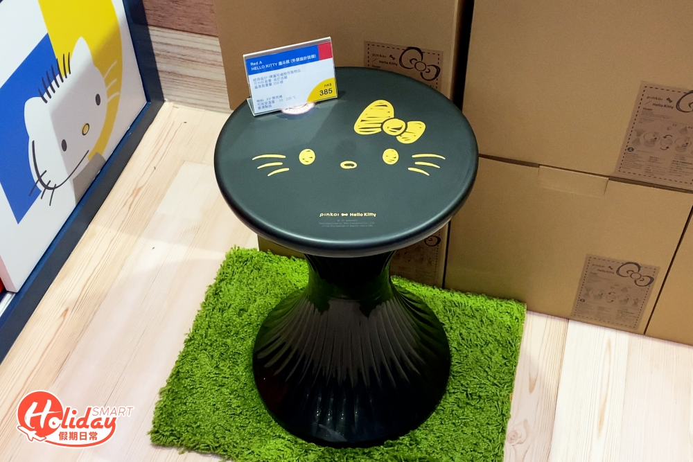 聯乘本地塑膠家品老牌紅A推HELLO KITTY漏斗櫈,黑金設計盡顯型格一面。
