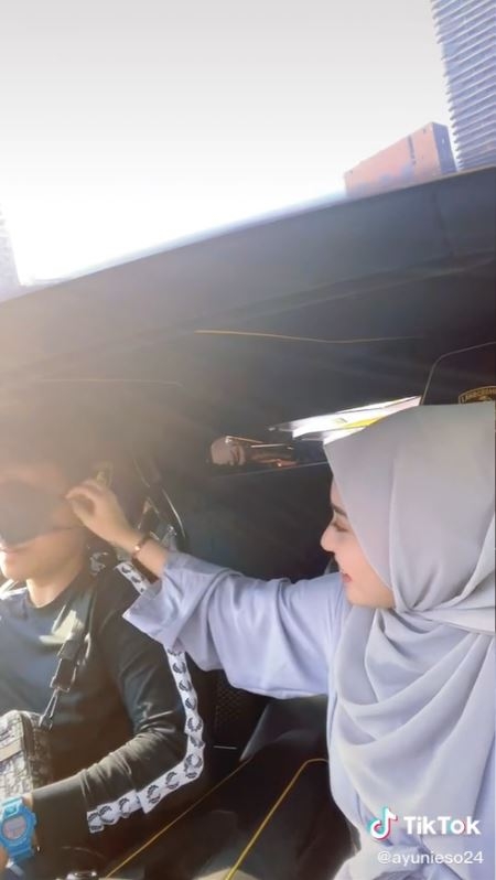 老婆就地取材將口罩當眼罩用。