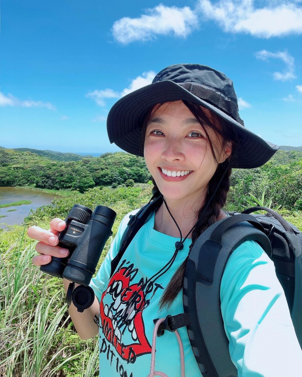 經理人指小嫻3月參加導覽員課程,會持續到6月,佢有意留喺當地生活,加上已考獲潛水牌等,唔使擔心佢嘅經濟狀況