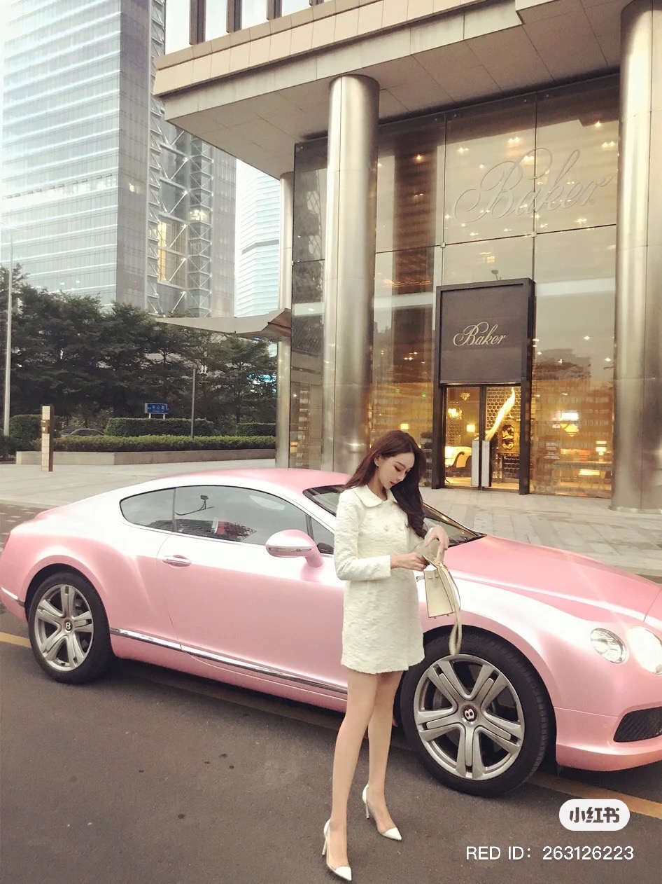 葉珂過往經常大晒自己所擁有嘅名車！