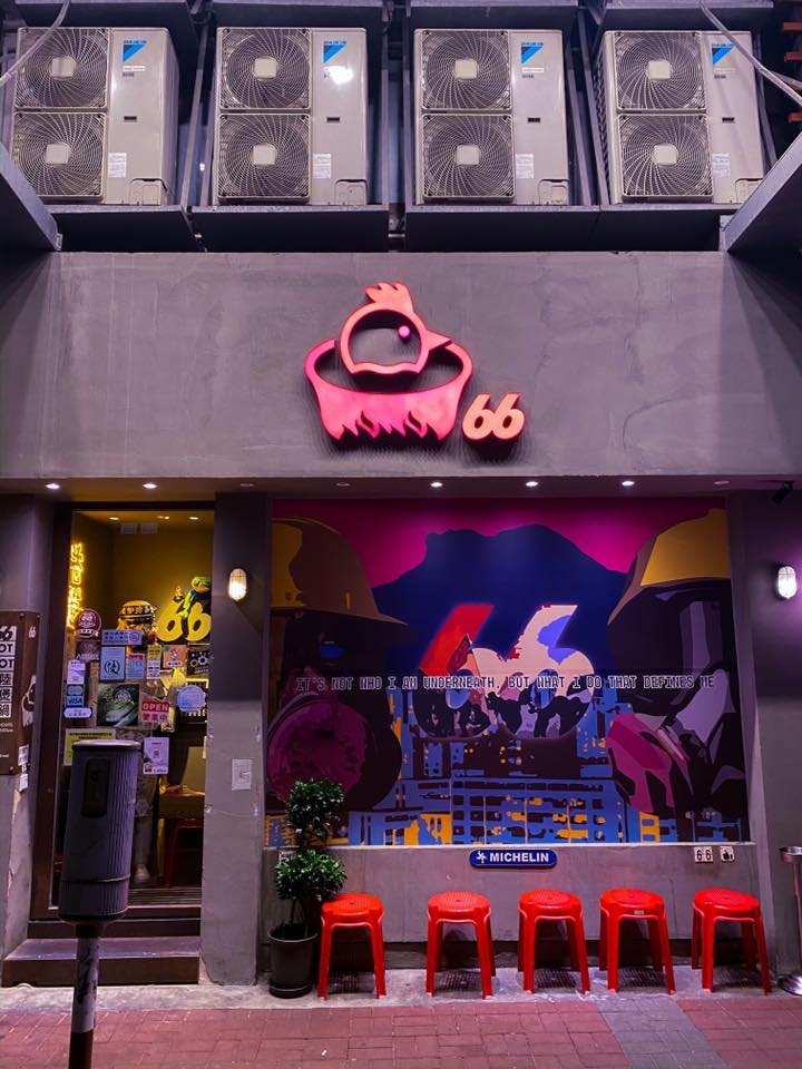 陸陸雞煲火鍋在2012年開業，以改良四川麻辣雞煲作主打，用上30種香料的自家配方，雞煲選用逾2斤之三黃雞，再以獨家秘方醃製，入味之餘，肉質嫩滑，成功吸引不少回頭客。