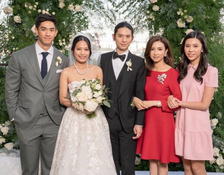 媽媽吳婉芳企埋其他後生女度一啲都唔顯老！