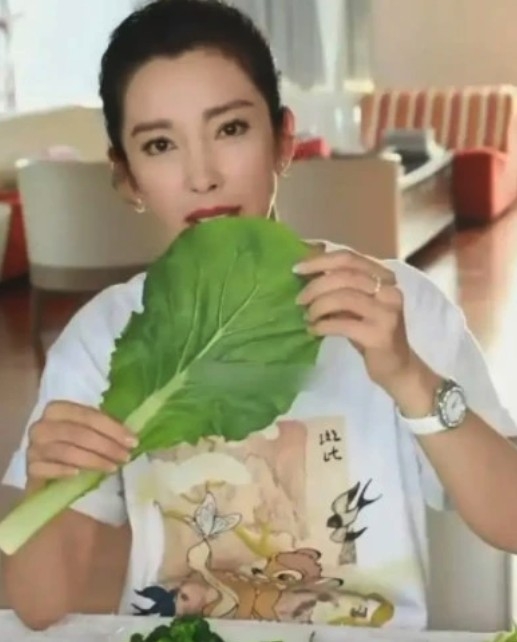 而佢似乎對洗菜嘅要求非常講究!