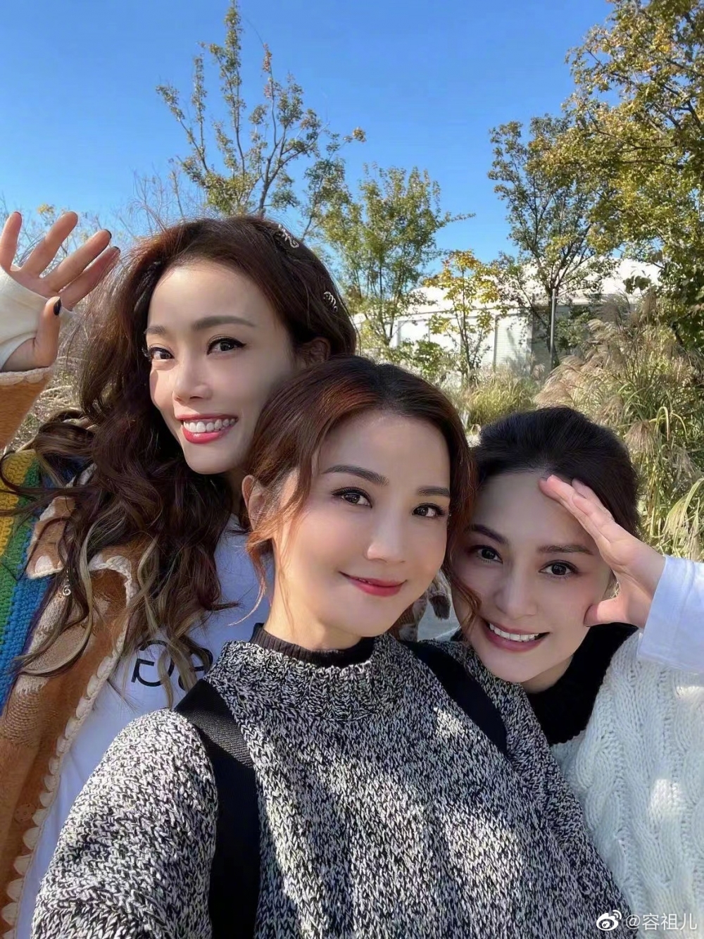 曾經出演《乘風破浪的姐姐》第二季嘅容祖兒都有喺微博幫好姊妹拉票