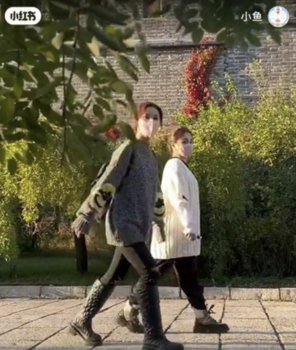 有網民拍攝到佢同阿Sa（灰色衫）一齊去拍攝節目嘅照片，只見佢服裝大多數都會遮蓋埋臀部位置！