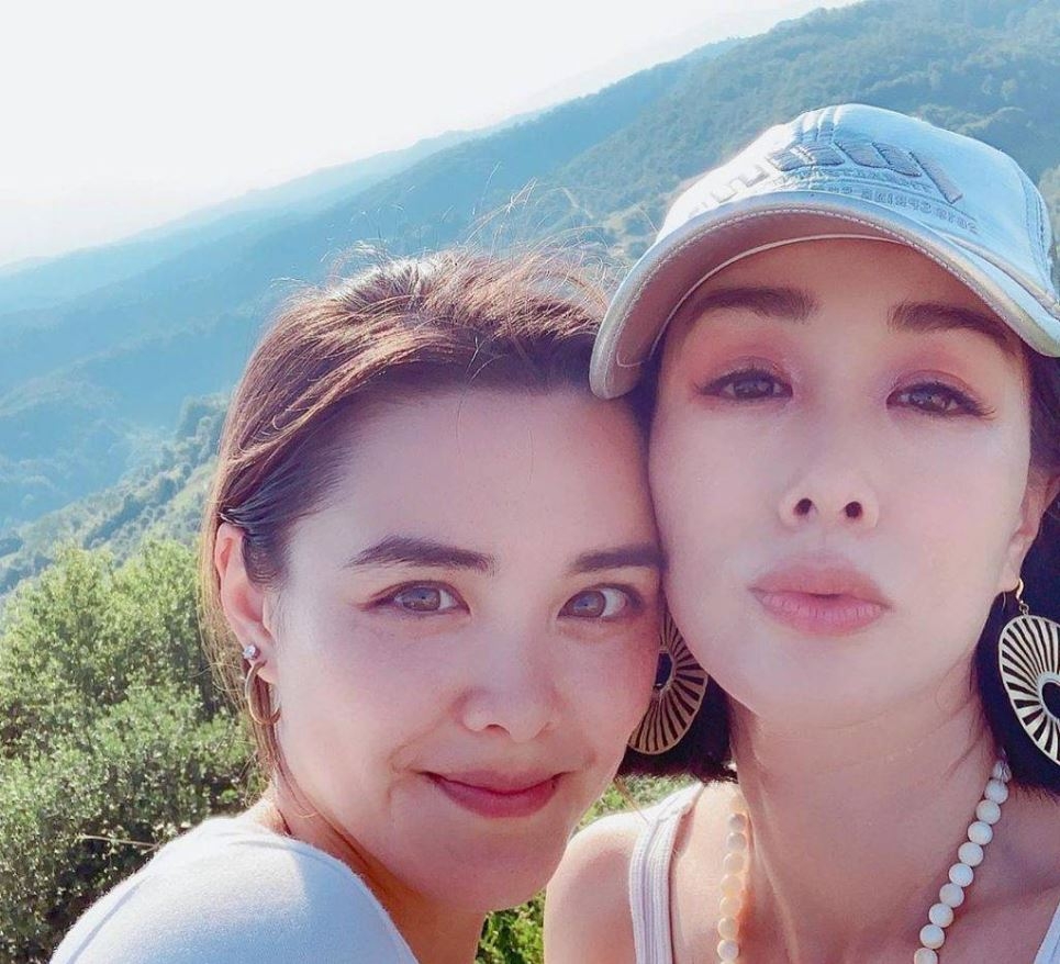 鍾麗緹與大女張敏鈞合照