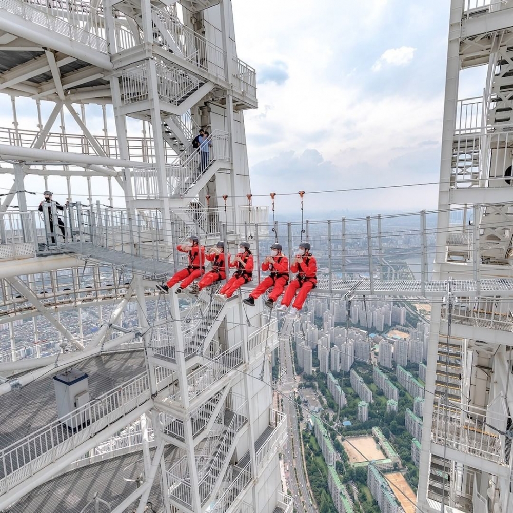 體驗坐在離地541米嘅高空天橋,驚險又刺激~
