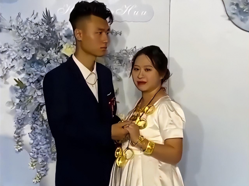 喺婚禮呢個大喜日子,新郎卻面無表情,一啲笑意都無,完全睇唔出娶妻嘅喜悅之情