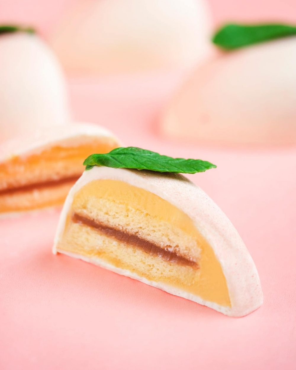 外層白朱古力入面包住香草味海棉蛋糕配白桃果醬夾心。