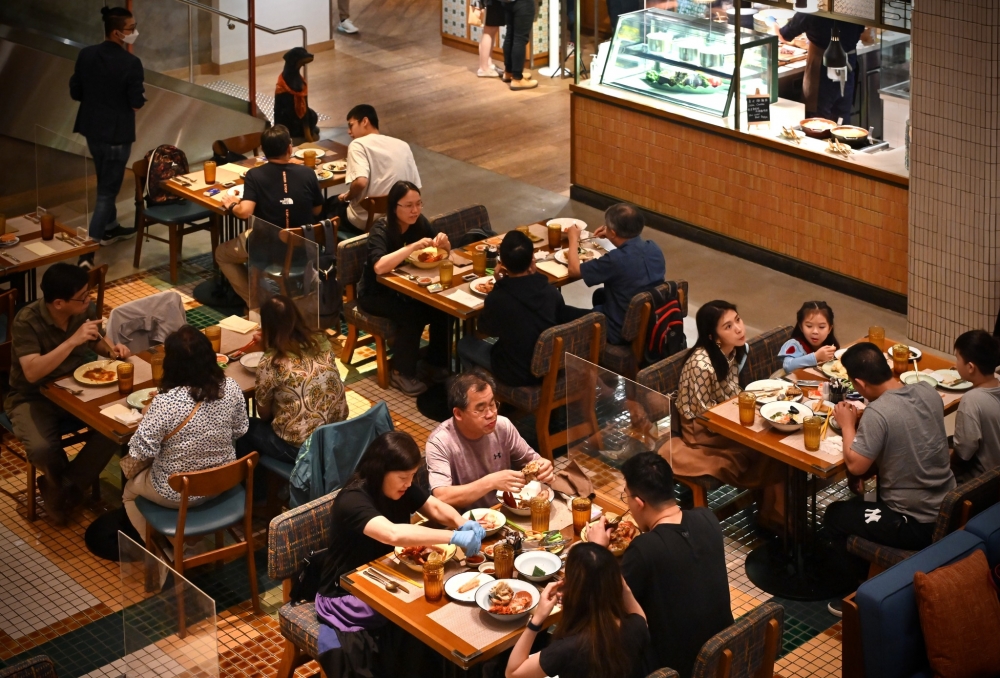 食肆可堂食至午夜12點,但每枱人數上限仍維持8人。