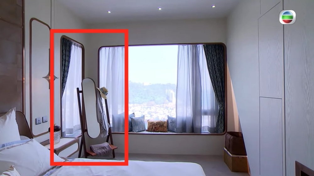 相中全身鏡同豪宅主人房嘅立鏡非常相似