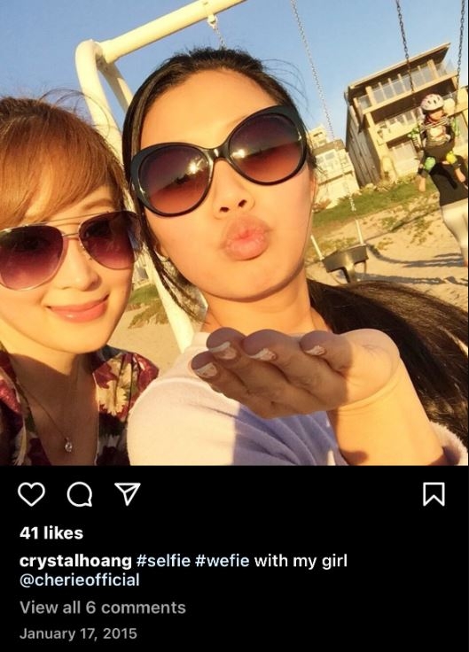 Crystal數年前曾上載與Cherie嘅合照
