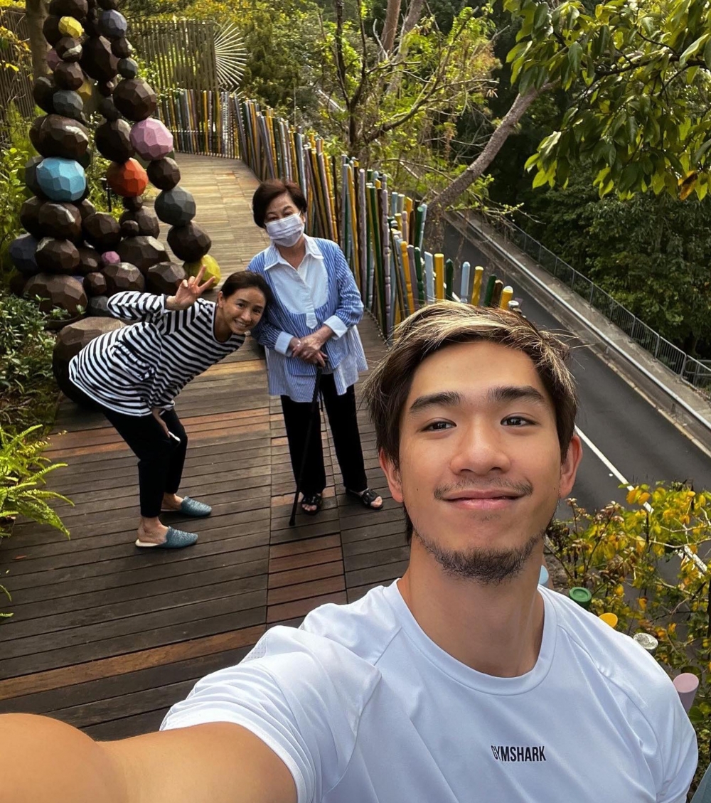 二仔早前意外曝光媽媽行山素顏照