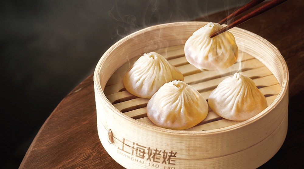 必食推介當然不少得招牌姥姥小籠包,每粒小籠包約有22個摺紋,令小籠包做到「坐著似口鐘,挾起像燈籠」的標準,餡料由五花腩、梅頭和肥豬肉等製成,更加入了雞爪凍,做到肉餡鮮而不膩,每一口都充滿濃濃湯汁。
