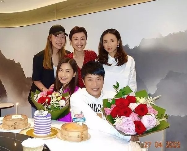 吳婉芳眾人為汶錡和梁思浩慶生。