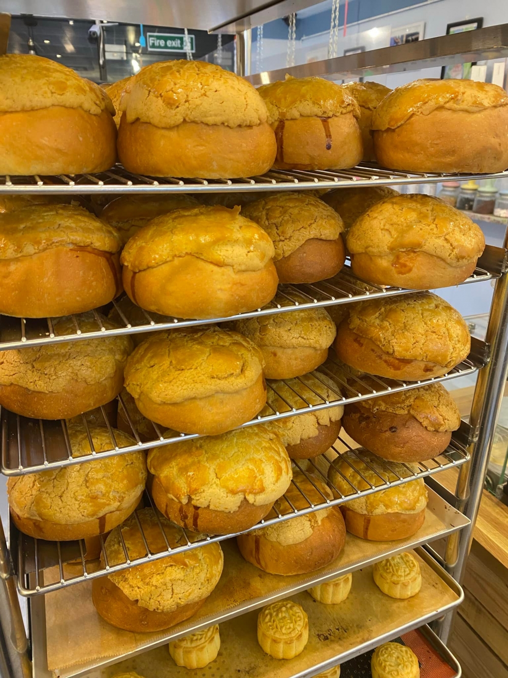 係英國都可以食到熱辣辣新鮮出爐嘅菠蘿包