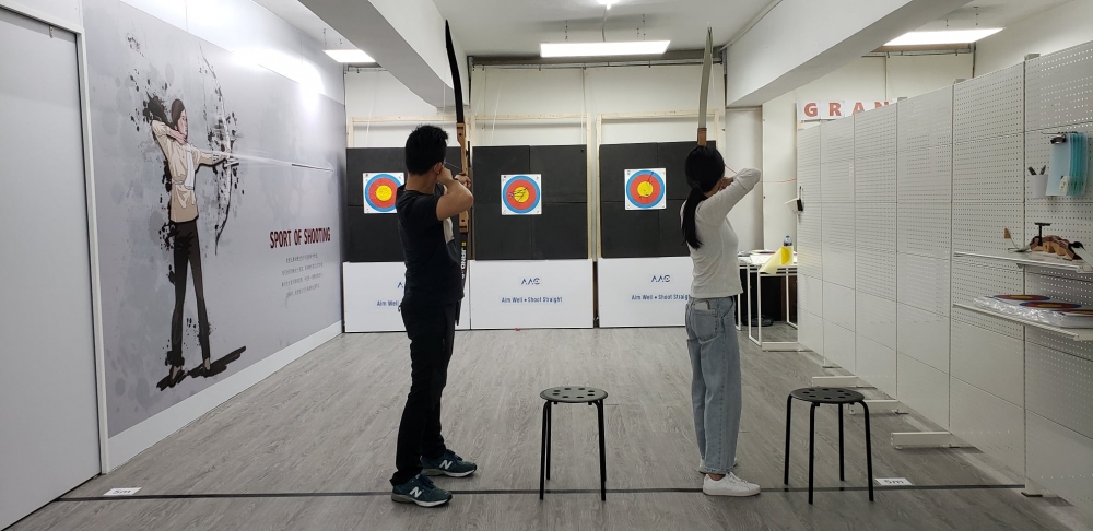 場地設有不同射箭課程,更少數提供單堂傳統弓體驗班,每堂$150,適合首次接觸射箭運動的學員,亦設有一對一私人課程,體驗班會提供基本所需射箭裝備及器材,而射箭指導員從旁指導及協助,即使沒有射箭經驗都不用擔心。