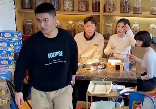 食到咁上下,相睇男就話去廁所,之後佢去櫃枱一睇張單竟然要3,100人民幣(約港幣$3,600),佢即時頭也不回咁離開餐廳