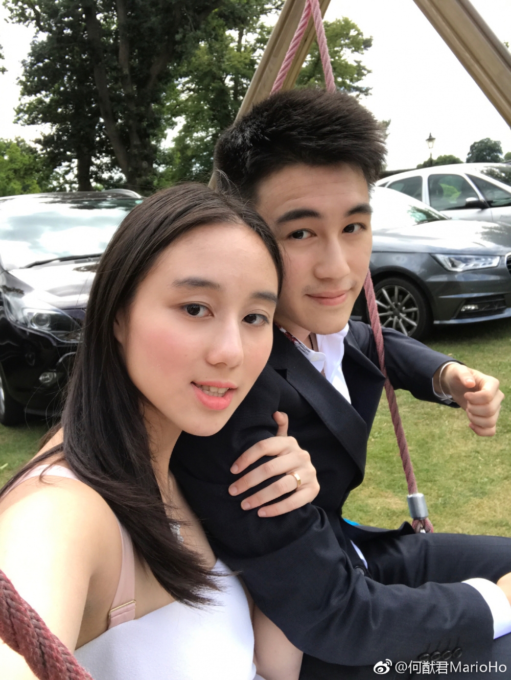 何超欣同胞哥哥何猷君亦曾遇到類似嘅情況,2017年何猷君喺微博發文鬧爆航空公司