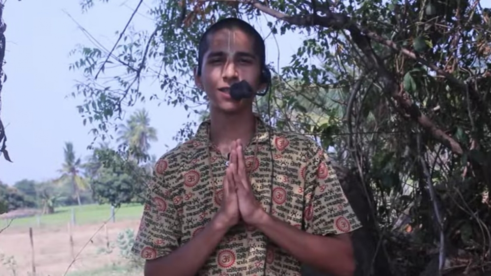 印度傳媒揭印度神童爸爸曾花重金購買廣告，為兒子增加曝光率，又擲金助兒子接受傳媒訪問，以提升印度神童嘅名氣