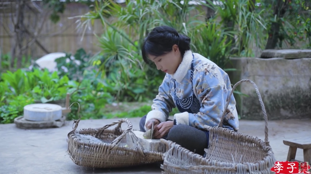 「中國第一網紅」李子柒古風拍攝美食手法爆紅,YouTube訂閱量近1,700萬,更創下健力士世界紀錄