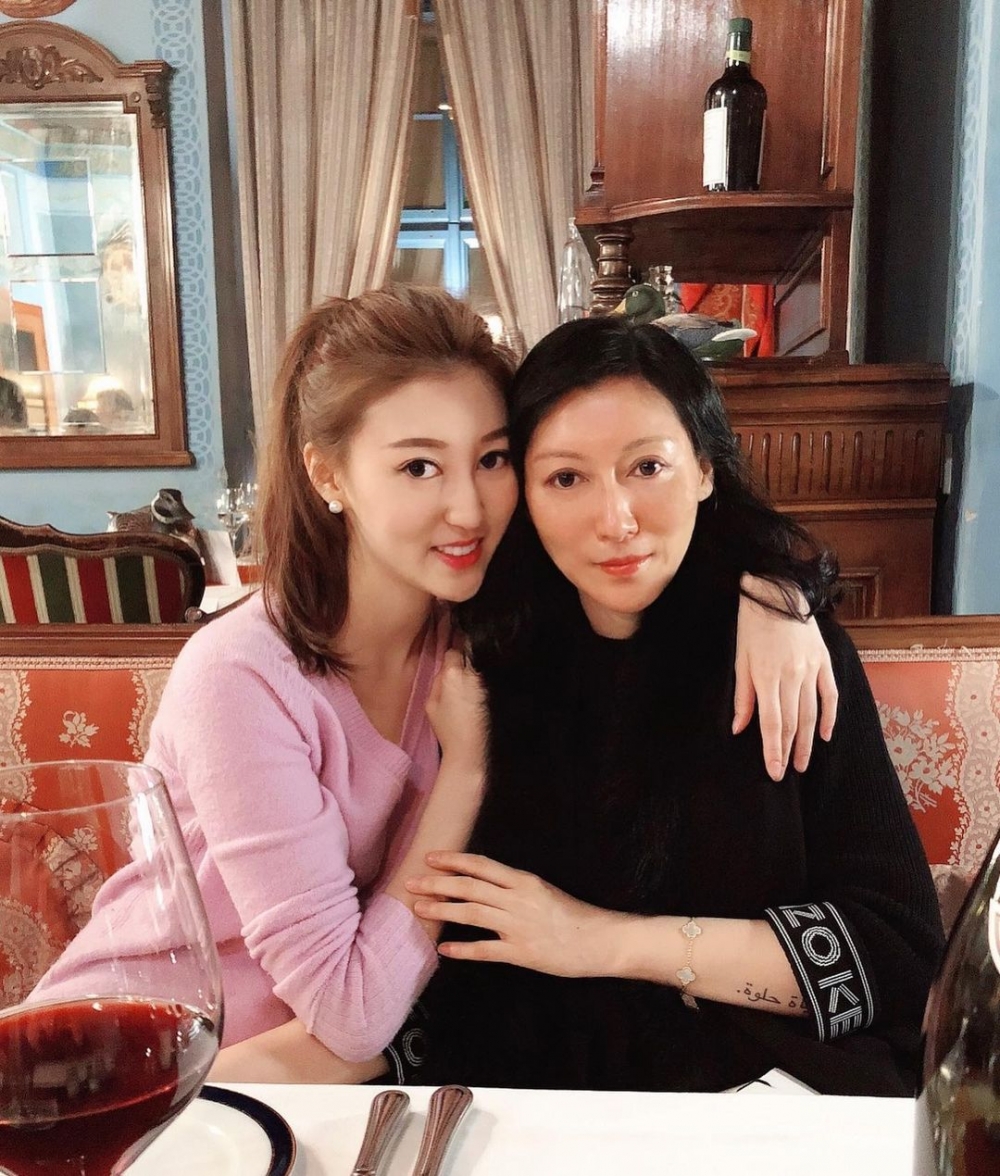 何艷娟過優質生活不忘帶媽媽歎世界，佢之前同前夫出門時何媽媽亦有同行