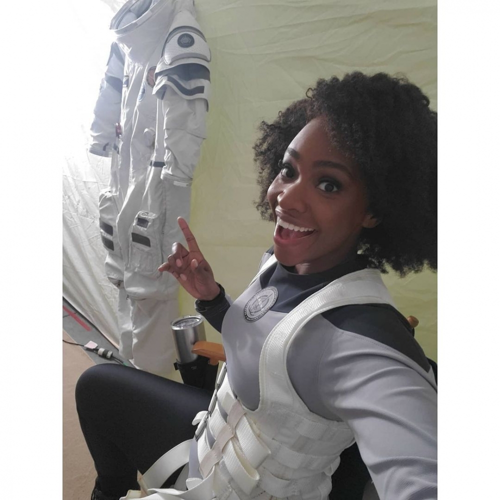 Teyonah Parris飾演的「Monica Rambeau」,正是「驚奇隊長」Carol Danvers的飛行員好友Maria Rambeau的成年版女兒~
