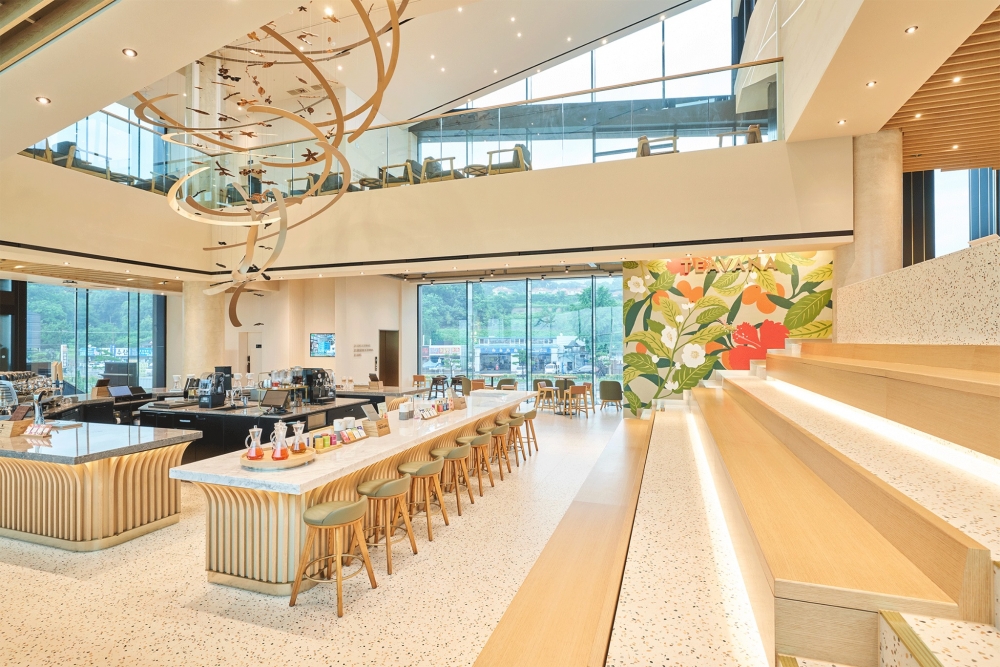 Starbucks 楊平DTR店共有3層樓高,整個空間非常開揚明亮,給人相當放鬆舒服嘅氛圍。