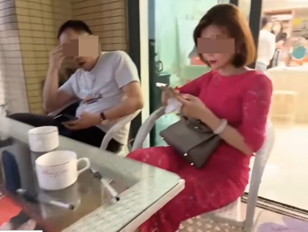 有人貼紙一段兩人無對話嘅影片。
