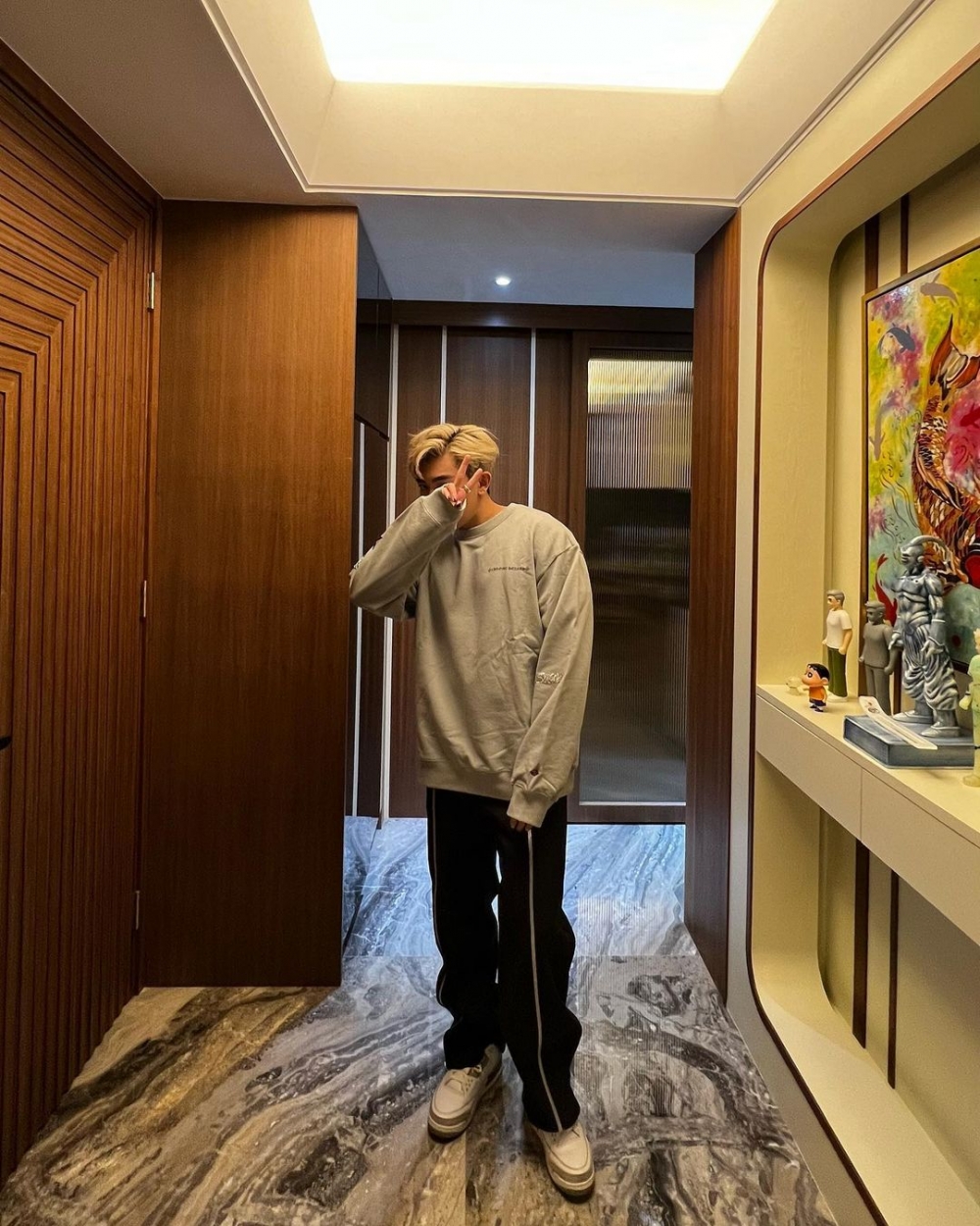 Tyson Yoshi喺屋企玄關影相