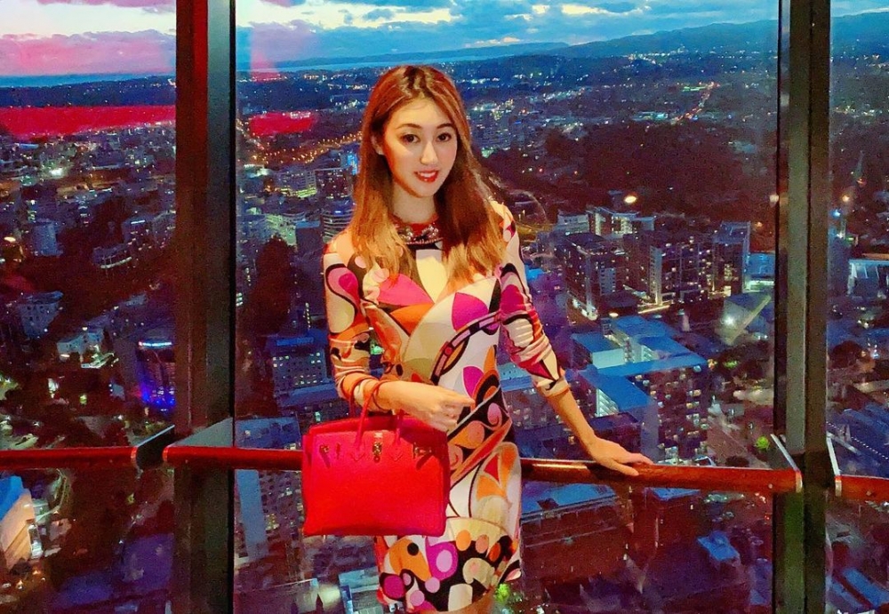 018年何艷娟被爆與相差40年嘅66歲澳博營運總裁吳志誠入紙結婚，不過呢段婚姻僅維持幾個月，兩人便宣佈離婚。