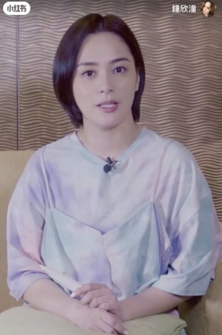 阿嬌身穿寬鬆粉色幻彩圖案衫，但就似乎過份寬鬆，凸顯唔到身型！