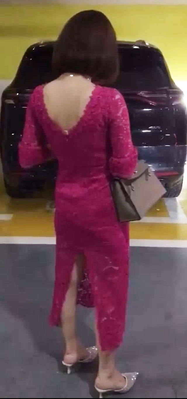 短片主要拍攝一名桃紅色裙嘅女子。